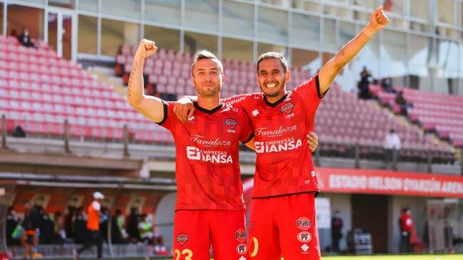 12 de Abril del 2021/CHILLANLuis Valenzuela (i) y Federico Mateos (d) celebran el gol durante el partido valido por la tercera fecha del Campeonato Nacional AFP PlanVital 2021, entre Ñublense vs Cobresal, disputado en el Estadio Nelson Oyarzun Arenas.
FOTO:FELIPE VENEGAS/AGENCIA UNO