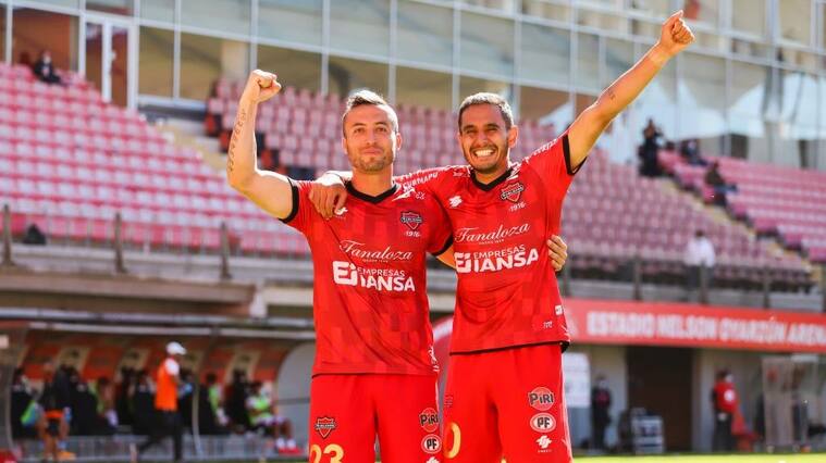 12 de Abril del 2021/CHILLANLuis Valenzuela (i) y Federico Mateos (d) celebran el gol durante el partido valido por la tercera fecha del Campeonato Nacional AFP PlanVital 2021, entre Ñublense vs Cobresal, disputado en el Estadio Nelson Oyarzun Arenas.
FOTO:FELIPE VENEGAS/AGENCIA UNO