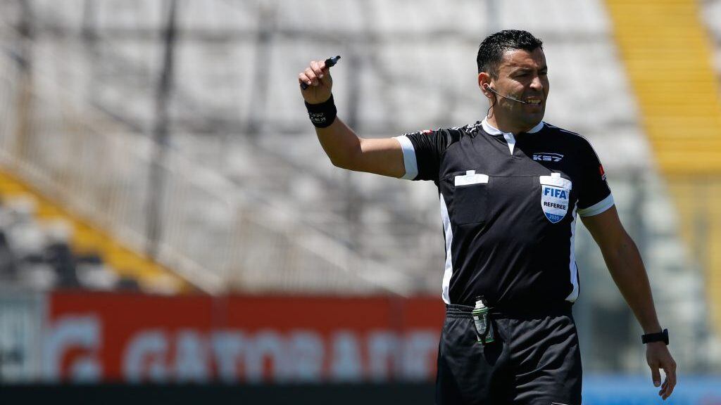 31 de Octubre del 2020/SANTIAGORoberto Tobar ,durante el partido valido por la Decimoseptima fecha del Campeonato Nacional AFP PlanVital 2020, entre Colo Colo vs Deportes Iquique, disputado en el Estadio Monumental.
FOTO:FRANCISCO LONGA/AGENCIAUNO