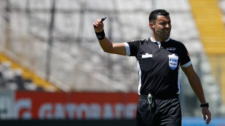31 de Octubre del 2020/SANTIAGORoberto Tobar ,durante el partido valido por la Decimoseptima fecha del Campeonato Nacional AFP PlanVital 2020, entre Colo Colo vs Deportes Iquique, disputado en el Estadio Monumental.
FOTO:FRANCISCO LONGA/AGENCIAUNO