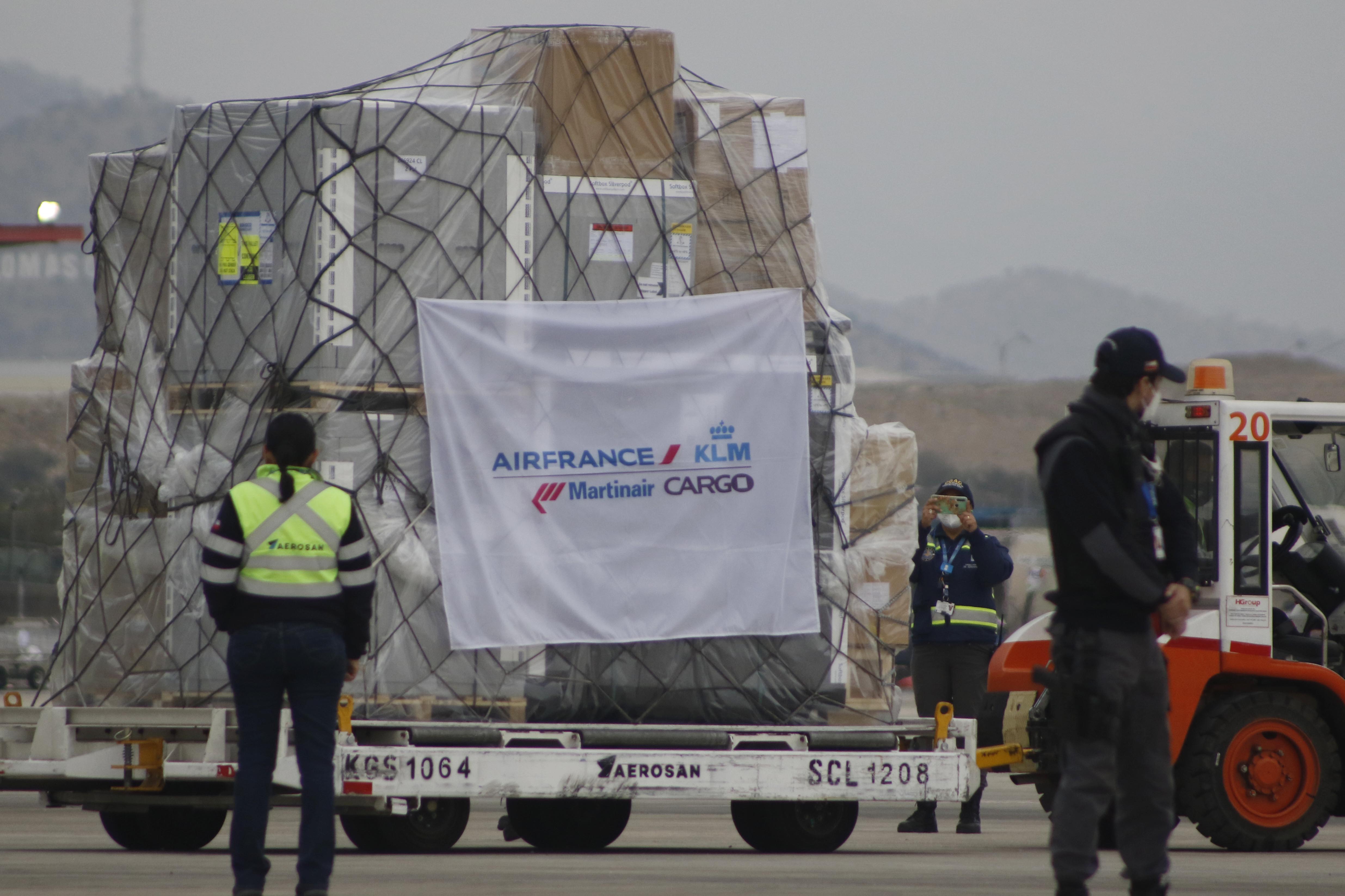 La llegada del cargamento de AstraZeneca a Chile. Foto: Agencia Uno