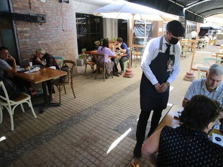 15 de enero del 2021/SantiagoLa Seremi de Salud RM, Paula Labra, y el Alcalde de Las Condes, Joaquin Lavin, fiscalizan y entregan recomendaciones de las nuevas medidas de restaurantes en la Fase de Transicion del Plan Paso a Paso.
KARIN POZO/AGENCIAUNO