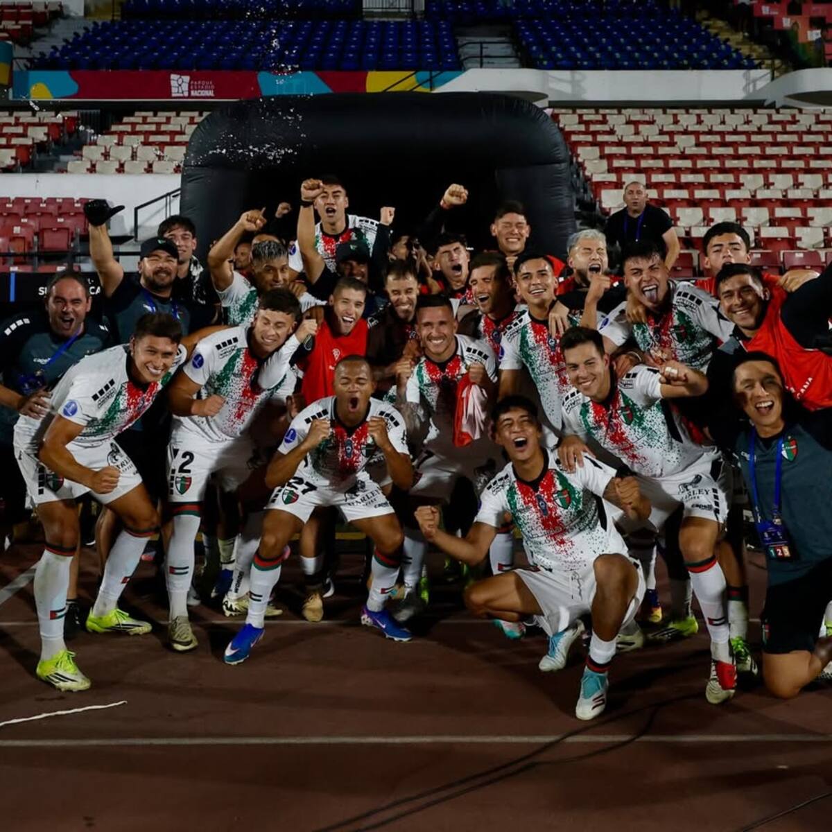 “No le estamos tirando cosas a la U”: Bryan Carrasco aclara un episodio tras el triunfo de Palestino en la Sudamericana