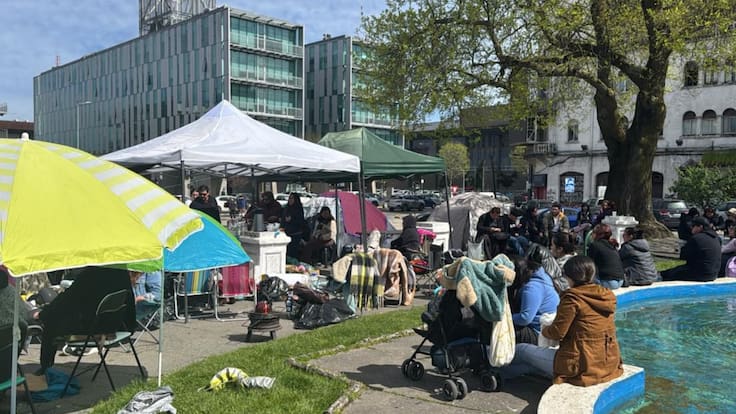 “No nos vamos a ir”: familias acampan frente al Serviu del Biobío exigiendo compra de terreno para su casa propia