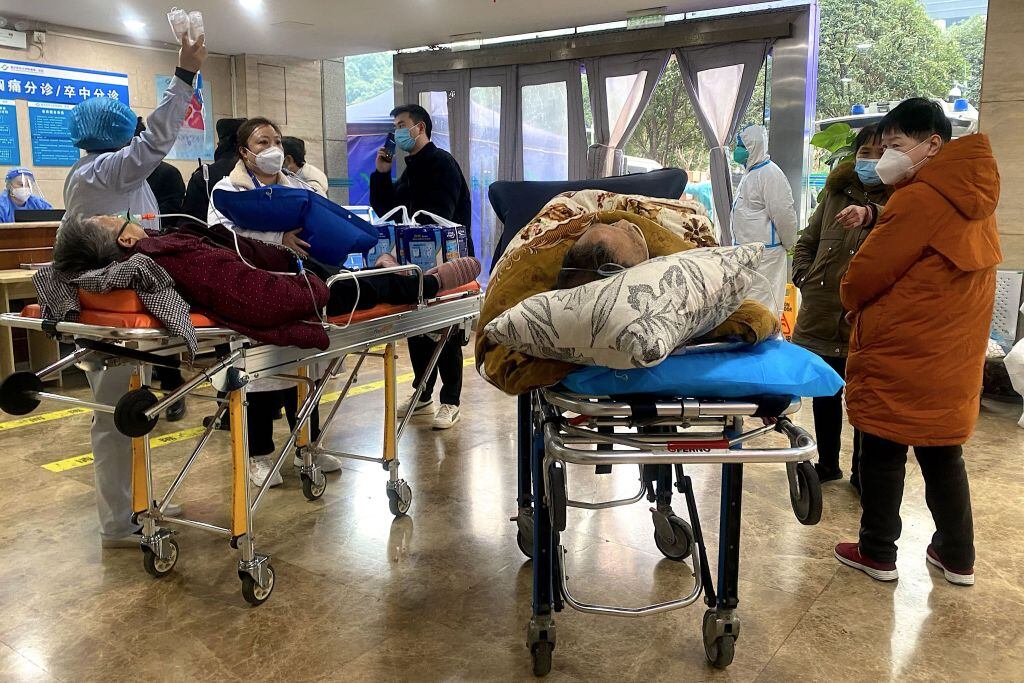 Pacientes con covid son internados en un hospital de Chongqing en China