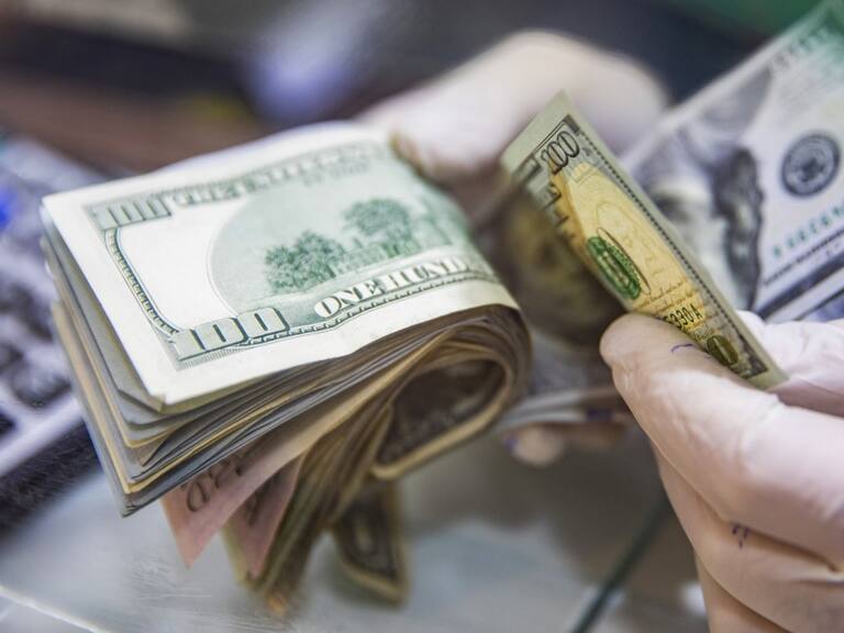 Dólar registra otra jornada de baja y cierra en los 925 pesos
