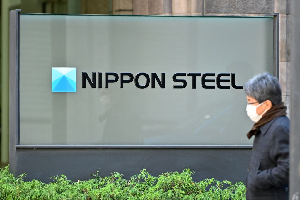 El logo de la compañía siderúrgica Nippon Steel en el edificio central ubicado en la ciudad de Tokio en Japón.