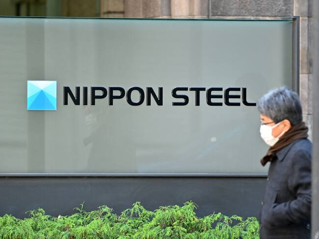 El logo de la compañía siderúrgica Nippon Steel en el edificio central ubicado en la ciudad de Tokio en Japón.