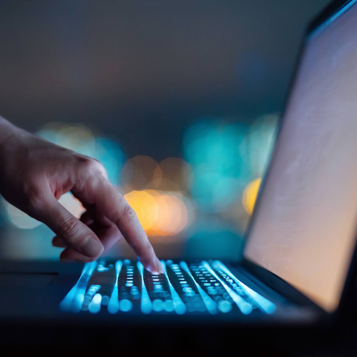 El error que millones de personas cometen y que facilita el hackeo de su correo electrónico, según experto