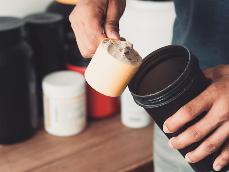 Alerta por proteínas en polvo: investigación encuentra altos niveles de plomo en varias marcas de suplementos