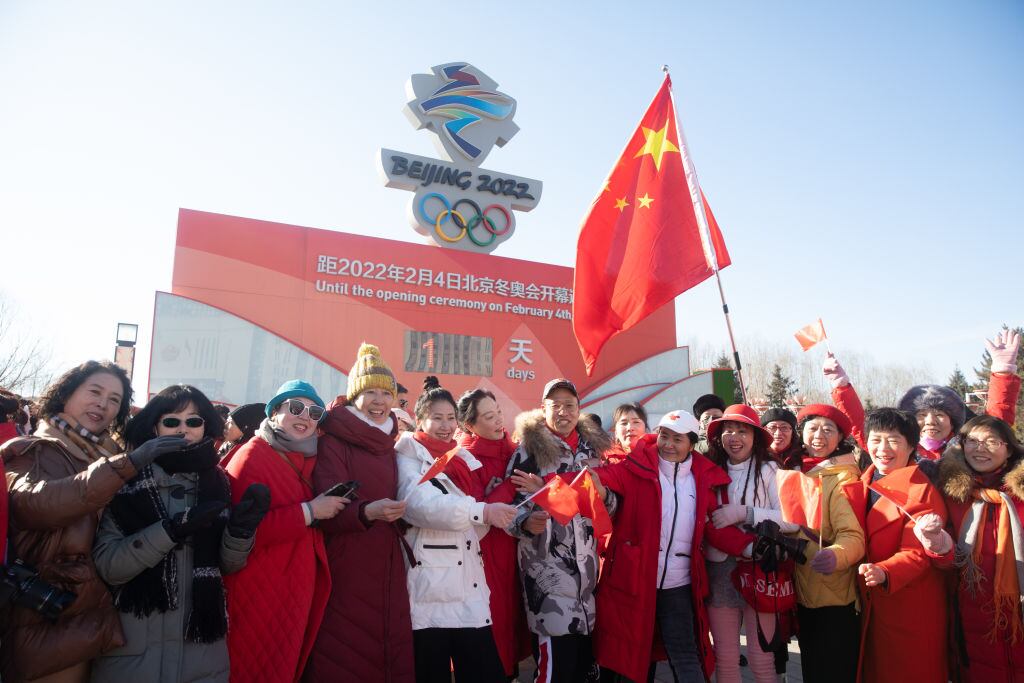Las personas festejan el paso de la llama olímpica por las ciudades de China