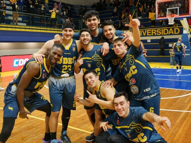 Sufriendo, igual vale: UdeC se puso 2-0 arriba sobre Leones en la final de la Liga Nacional de Básquetbol
