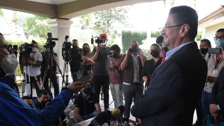 El presidente de Costa Rica, Rodrigo Chaves, tras ser electo ante la prensa