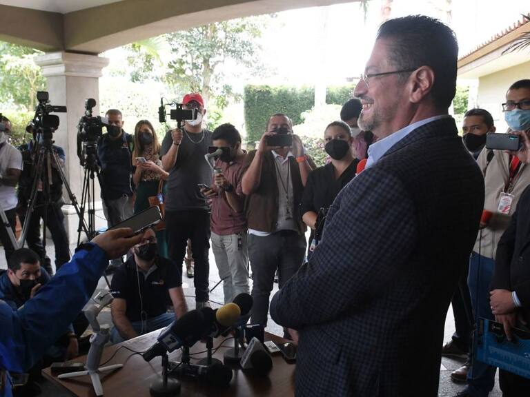 El presidente de Costa Rica, Rodrigo Chaves, tras ser electo ante la prensa