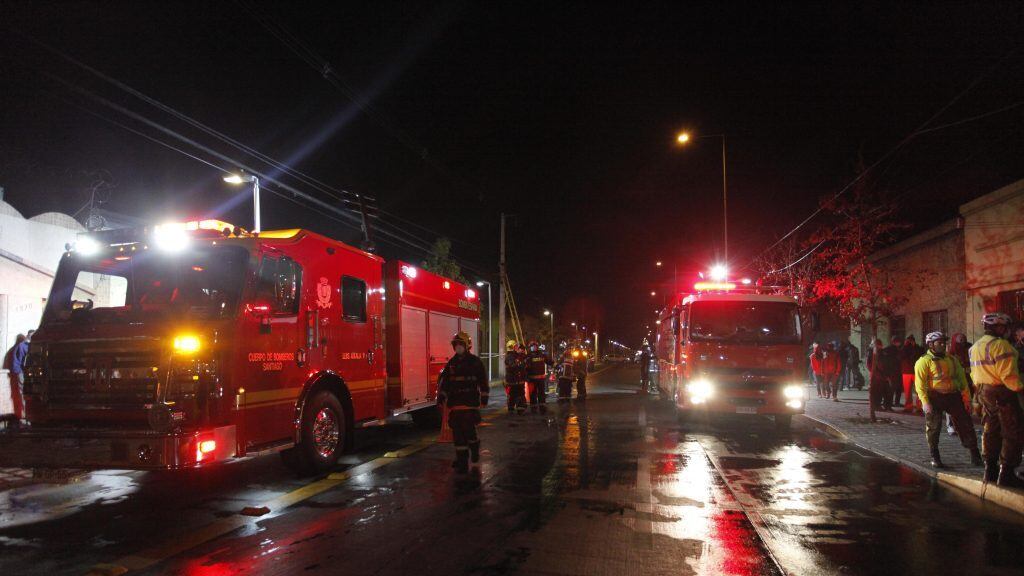 02 de Junio de 2020/SANTIAGO Un incendio afecto a un hogar donde vivían familias de Haitianos, en Av. Sierra Bella 1574, comuna de Santiago
FOTO:MAURICO MENDEZ/AGENCIAUNO