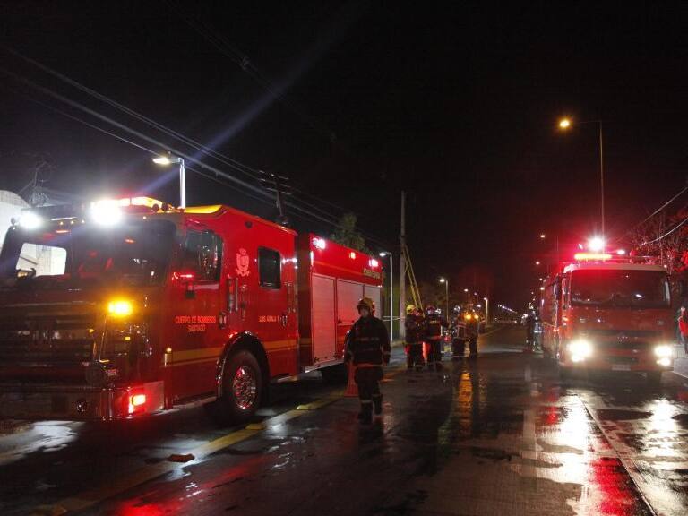 02 de Junio de 2020/SANTIAGO Un incendio afecto a un hogar donde vivían familias de Haitianos, en Av. Sierra Bella 1574, comuna de Santiago
FOTO:MAURICO MENDEZ/AGENCIAUNO