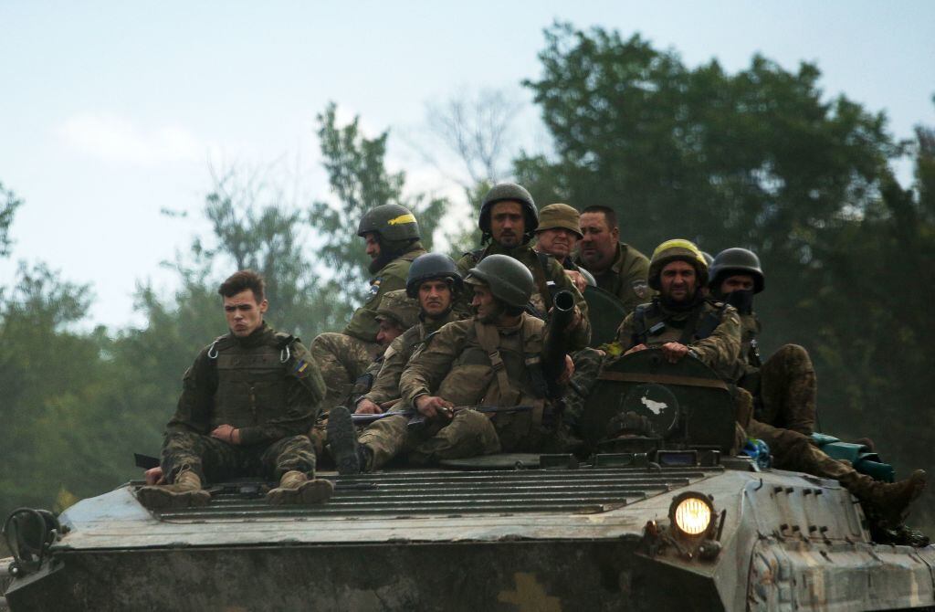 Soldados ucranianos Lugansk avanzan sobre un tanque por Lugansk