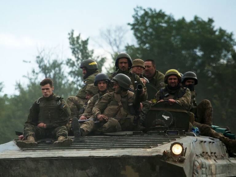 Soldados ucranianos Lugansk avanzan sobre un tanque por Lugansk