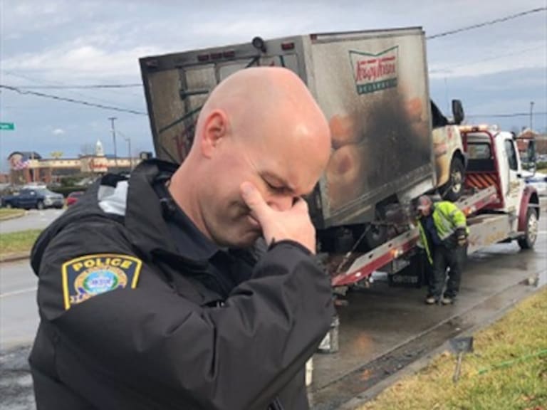 Policías «lloran desconsoladamente» al ver un camión de donas completamente quemado