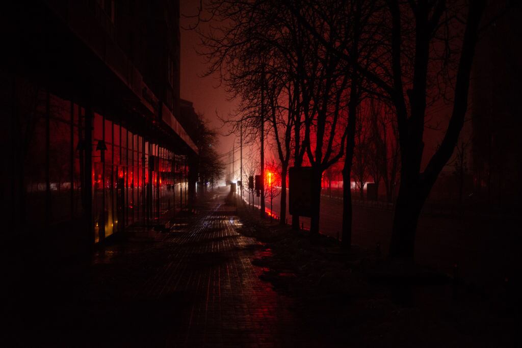 Autos y semáforos dan algo de luz a la ciudad de Kiev en Ucrania