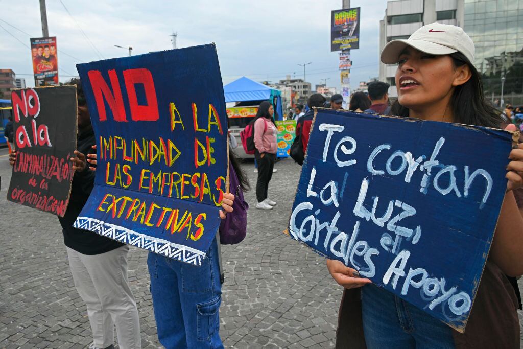 Manifestantes protestan contra el gobierno del derechista Daniel Noboa ante los cortes de suministro de electricidad y agua en Ecuador.