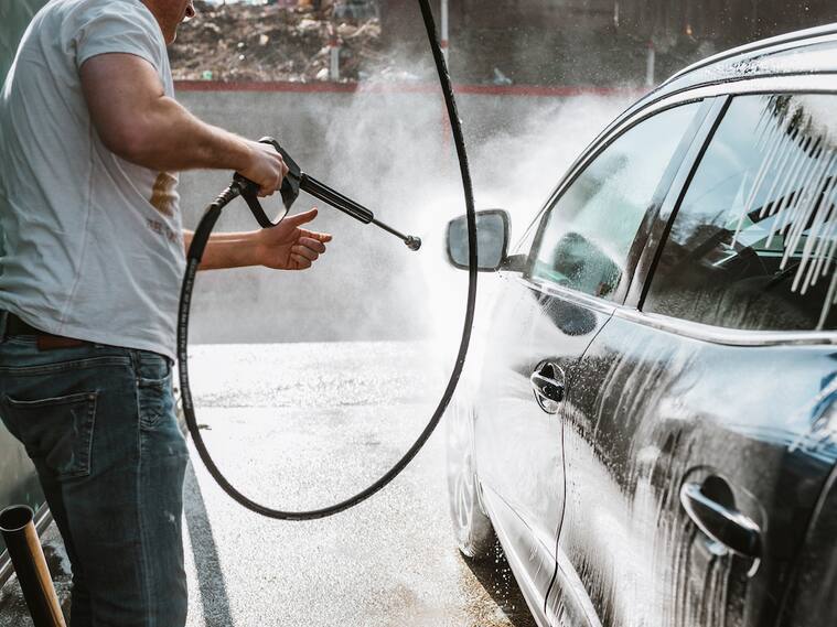 Imagen referencial de un hombre lavando un auto
