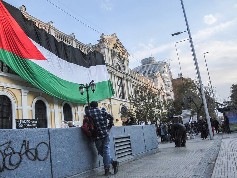 15 DE MAYO DEL 2024 / SANTIAGO
Estudiantes de la Casa Central de la Universidad de Chile convoca a banderazo y acampe en solidaridad con la causa Palestina, a raíz de los acontecimientos del conflicto Palestino-Israelí.
FOTO: VICTOR HUENANTE / AGENCIAUNO