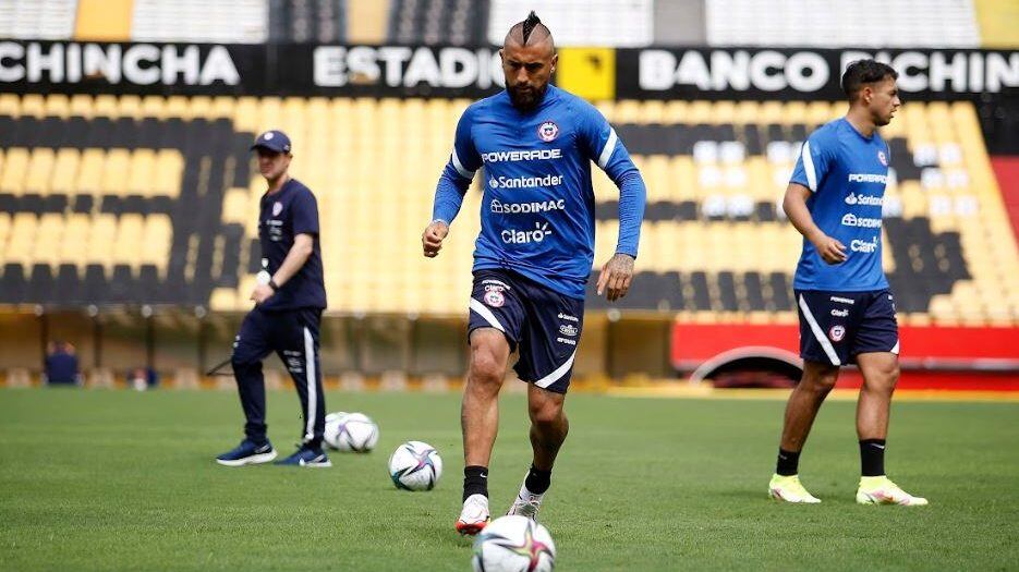 Arturo Vidal fue condecorado por la policia de Ecuador antes de viajar a Barranquilla