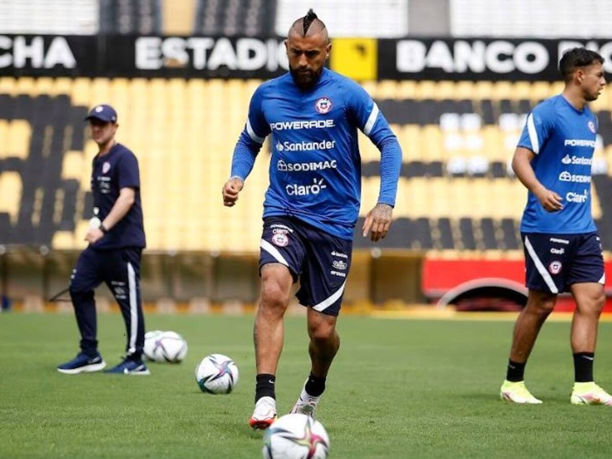 Arturo Vidal fue condecorado por la policía de Ecuador antes de viajar a Barranquilla