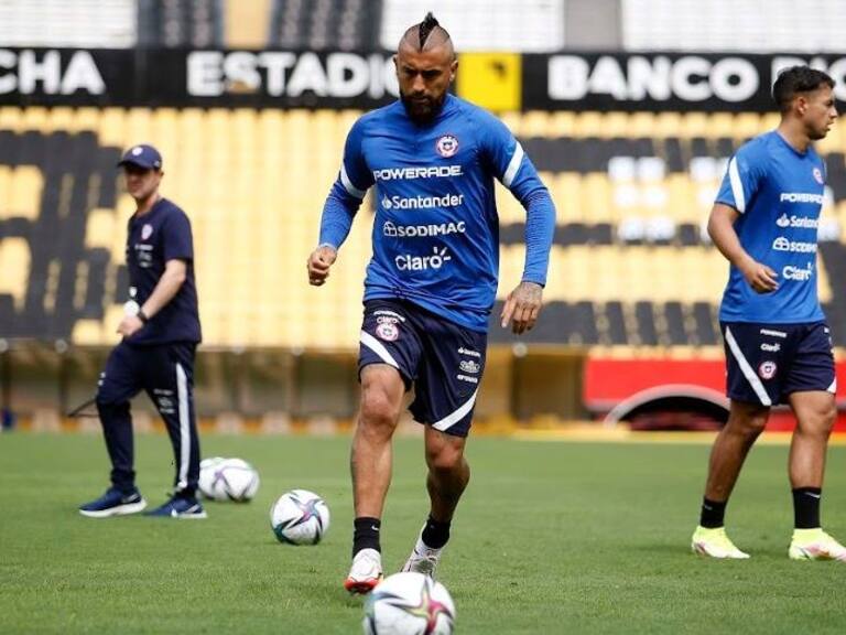 Arturo Vidal fue condecorado por la policia de Ecuador antes de viajar a Barranquilla