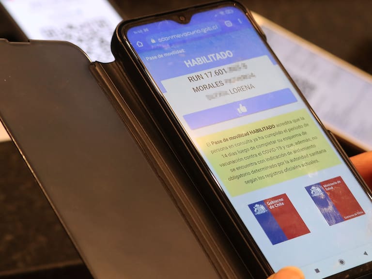 04 DE AGOSTO DE 2021/VALPARAISOVista del comprobante del Pase de Movilidad de una mujer en el restaurante Il Paparazzo de Cerro Concepción, tras el paso a Fase 4 de Valparaíso, en medio de la pandemia por el Coronavirus.
FOTO: LEONARDO RUBILAR CHANDIA/AGENCIAUNO