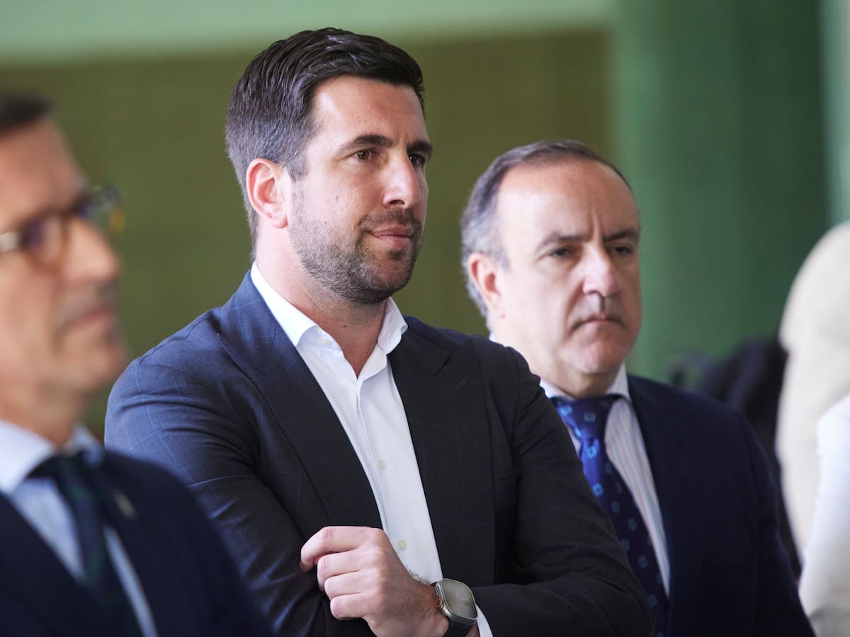 El poderoso empresario que frenó su salida de Chile tras el triunfo de Kast y hoy amenaza la presidencia de Florentino Pérez en el Real Madrid