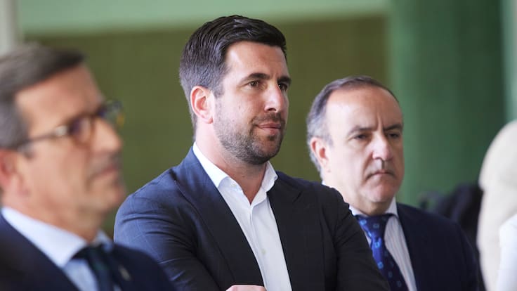 El poderoso empresario que frenó su salida de Chile tras el triunfo de Kast y hoy amenaza la presidencia de Florentino Pérez en el Real Madrid
