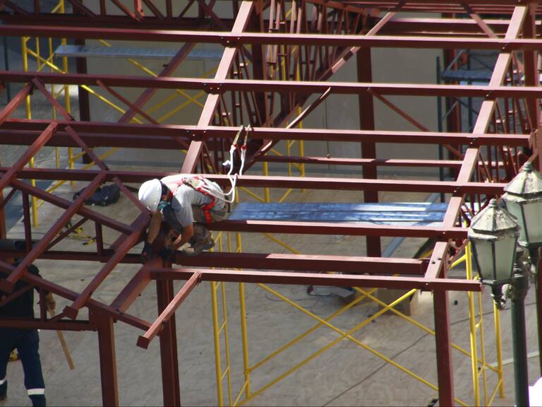 17 de Enero de 2021/SANTIAGOConstrucción en pleno Paseo Bulnes entre las calles Alonso de Ovalle y Tarapaca.
FOTO: MAURICIO MENDEZ/ AGENCIAUNO