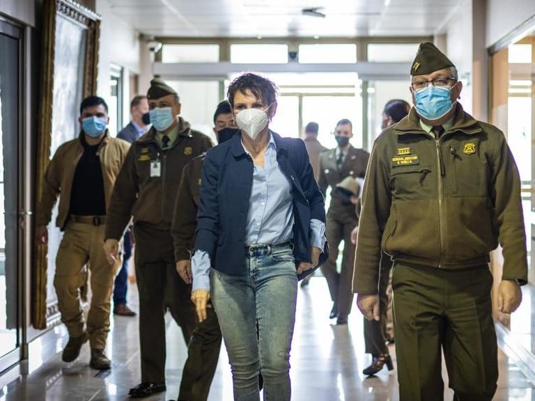 Carolina Tohá por carabinero baleado en Victoria: anuncia querella del Gobierno