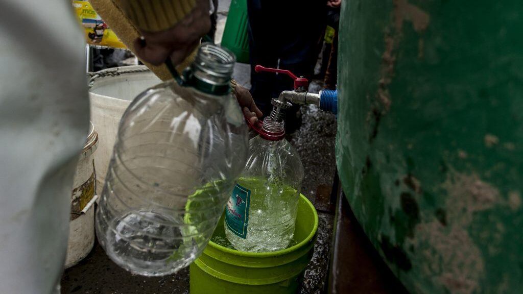 12 de Julio de 2019/OSORNOPersonas llegan a un punto donde se esta entregando agua en Osorno debido al corte de suministro que afecta desde ayer a la ciudad debido a la contaminación por vertimiento de combustible en Essal
FOTO:FERNANDO LAVOZ/AGENCIAUNO