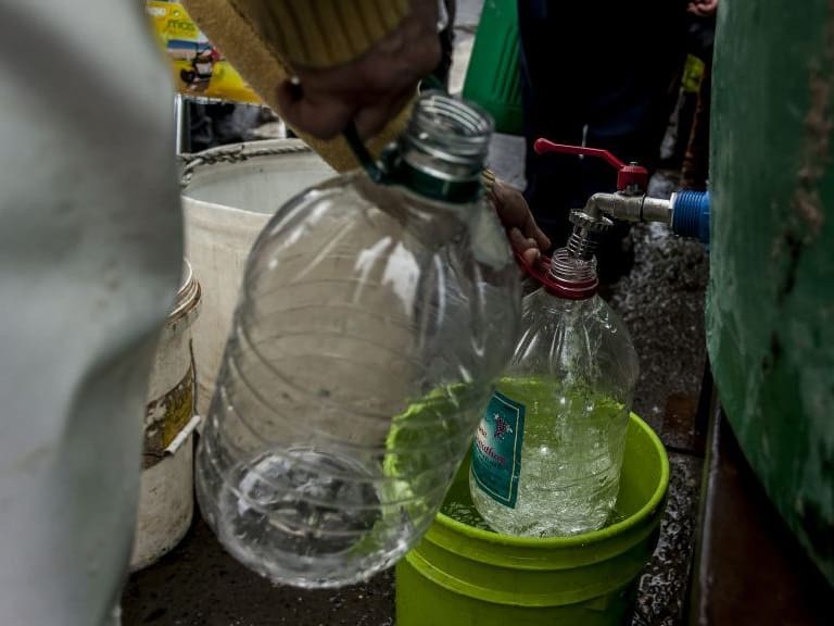 12 de Julio de 2019/OSORNOPersonas llegan a un punto donde se esta entregando agua en Osorno debido al corte de suministro que afecta desde ayer a la ciudad debido a la contaminación por vertimiento de combustible en Essal
FOTO:FERNANDO LAVOZ/AGENCIAUNO