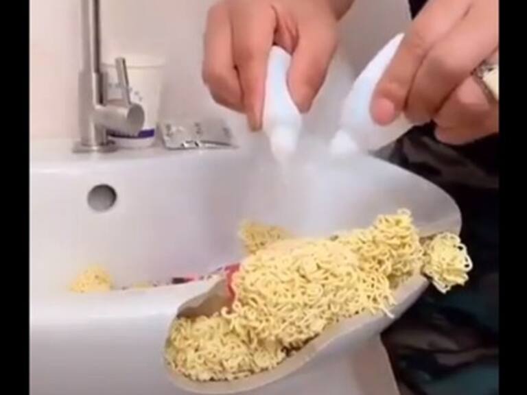 Hombre repara muebles y loza utilizando alimentos que encuentra en su hogar