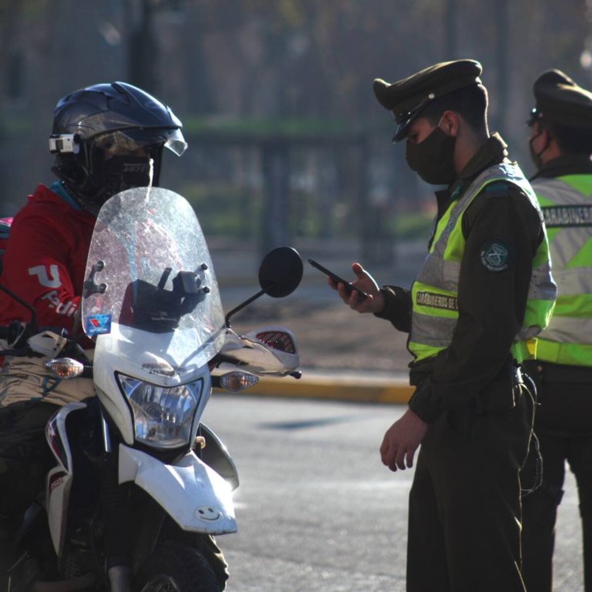 Más de 500 multas, una millonaria deuda y con documentos falsos: la insólita detención de conductor en plena Alameda