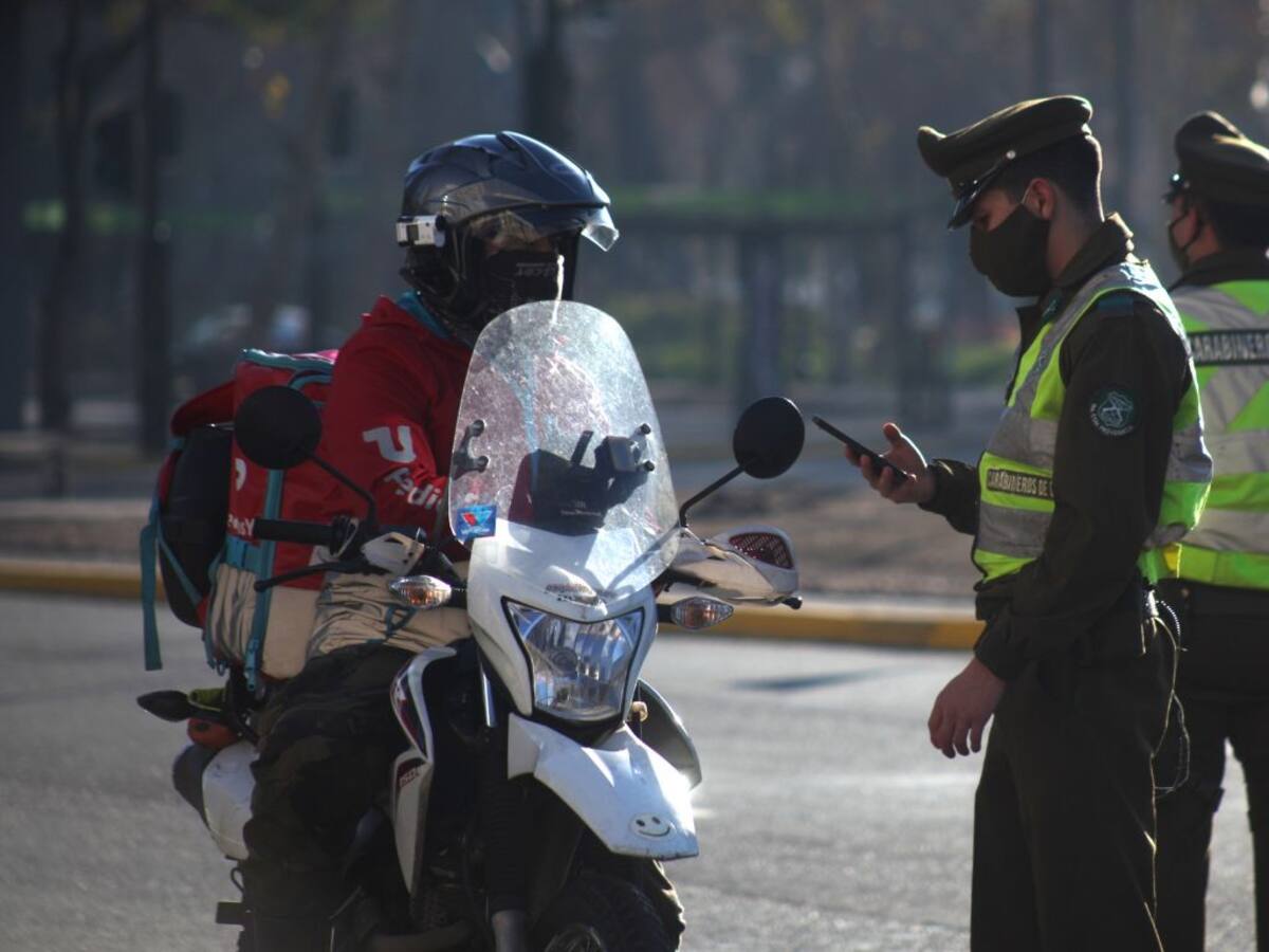 Más de 500 multas, una millonaria deuda y con documentos falsos: la insólita detención de conductor en plena Alameda
