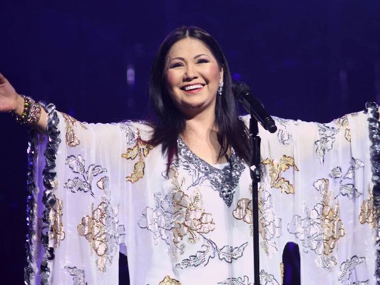 Compleja enfermedad obliga a Ana Gabriel a postergar su concierto en Santiago: revisa cuál será la nueva fecha de su show