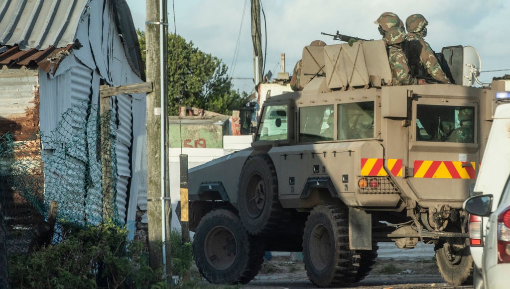 Fuerzas militares patrullan por las calles de la Ciudad del Cabo