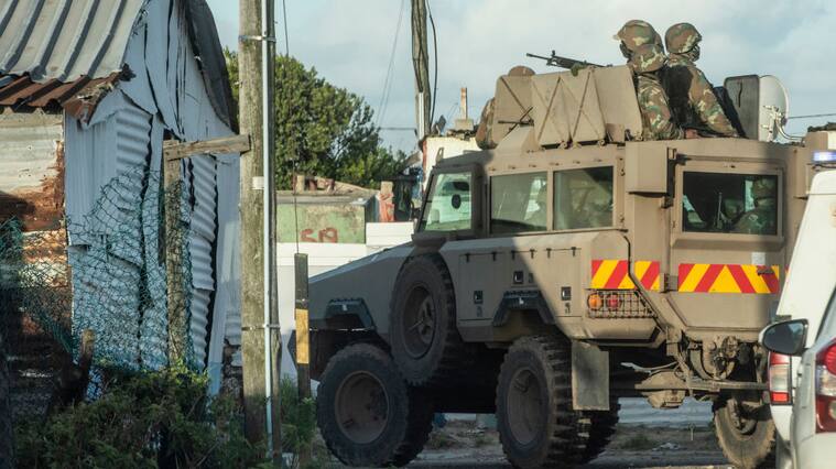 Fuerzas militares patrullan por las calles de la Ciudad del Cabo