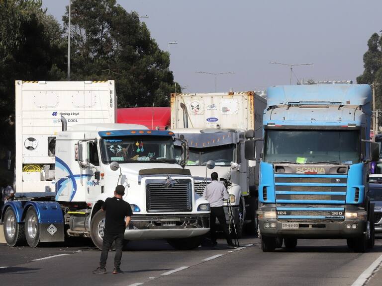 Alcalde de Monte Patria denuncia que camioneros impidieron paso de viviendas de emergencia para familias afectadas por incendio