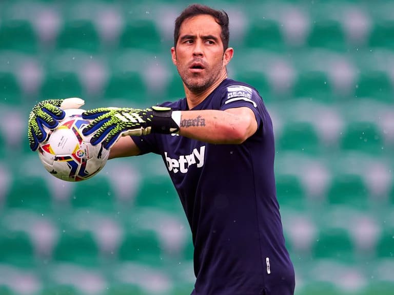 ELCHE, SPAIN - APRIL 04: Claudio Bravo of Real Betis warms up prior to the La Liga Santander match between Elche CF and Real Betis at Estadio Martinez Valero on April 04, 2021 in Elche, Spain. Sporting stadiums around Spain remain under strict restrictions due to the Coronavirus Pandemic as Government social distancing laws prohibit fans inside venues resulting in games being played behind closed doors. (Photo by Francisco MaciaQuality Sport Images/Getty Images)