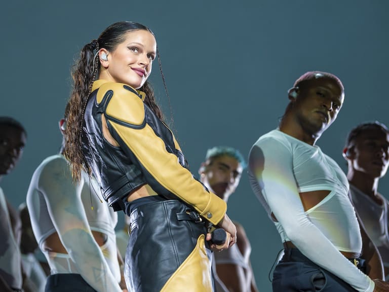 Tipo reality, sin maquillaje y con un libro de Gabriela Mistral: Así fue el show de Rosalía en Chile