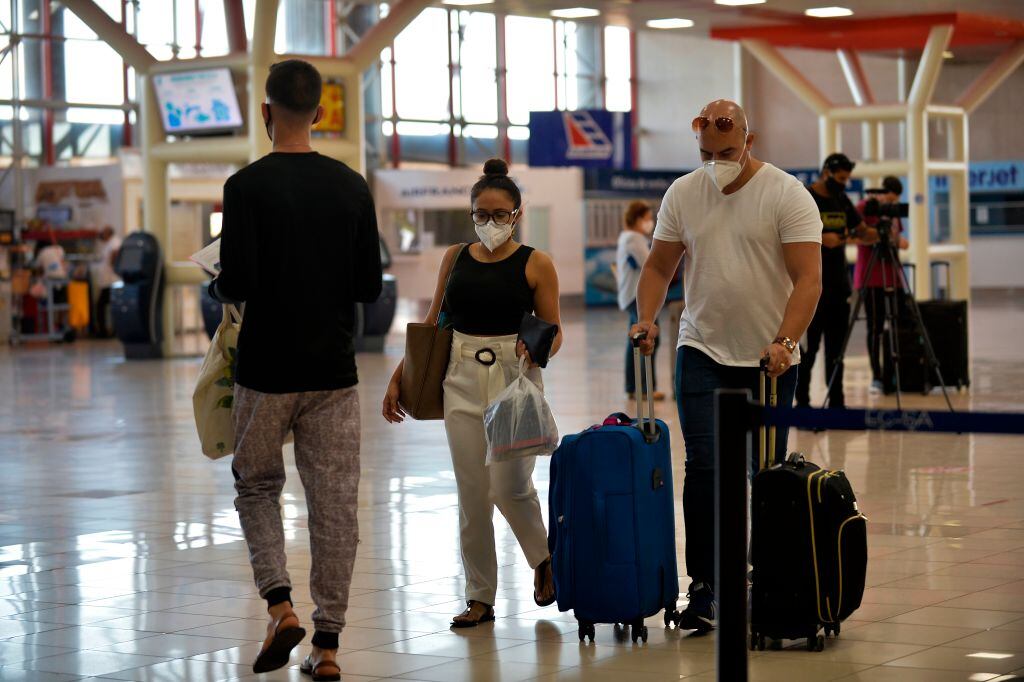 Pasajeros arriban al aeropuerto internacional Jose Martí