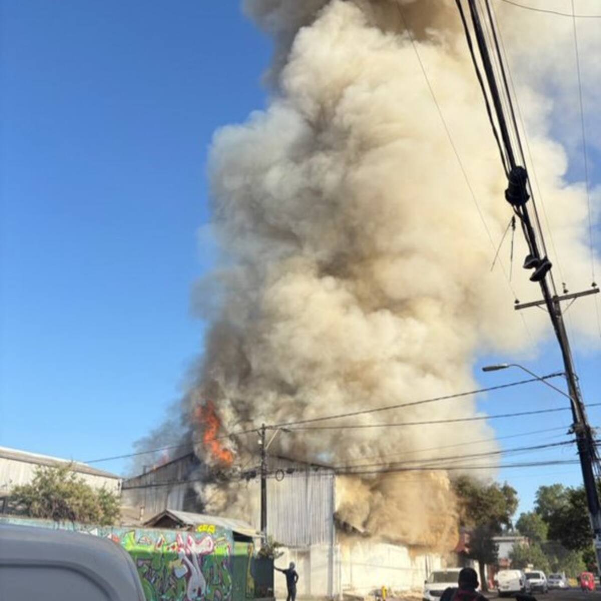 Incendio afecta a panadería en Cerro Navia: nueve compañías de Bomberos trabajan en el lugar