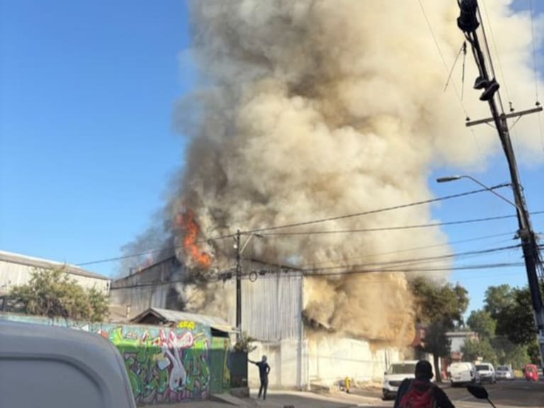 Incendio afecta a panadería en Cerro Navia: nueve compañías de Bomberos trabajan en el lugar