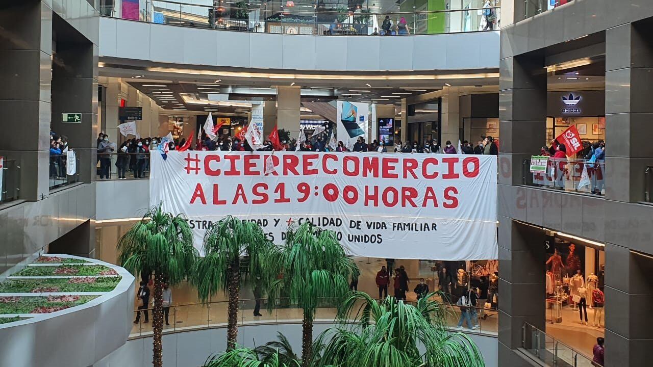 Trabajadores realizaron banderazo de protesta en el Costanera Center para exigir cierre del comercio a las 19:00